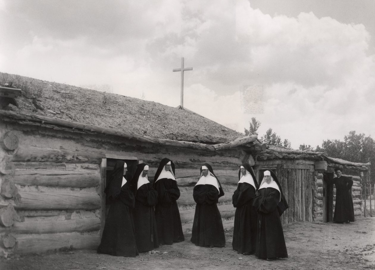 Nunnor framför Saint Labre-missionen, Ashland, Montana av American Photographer