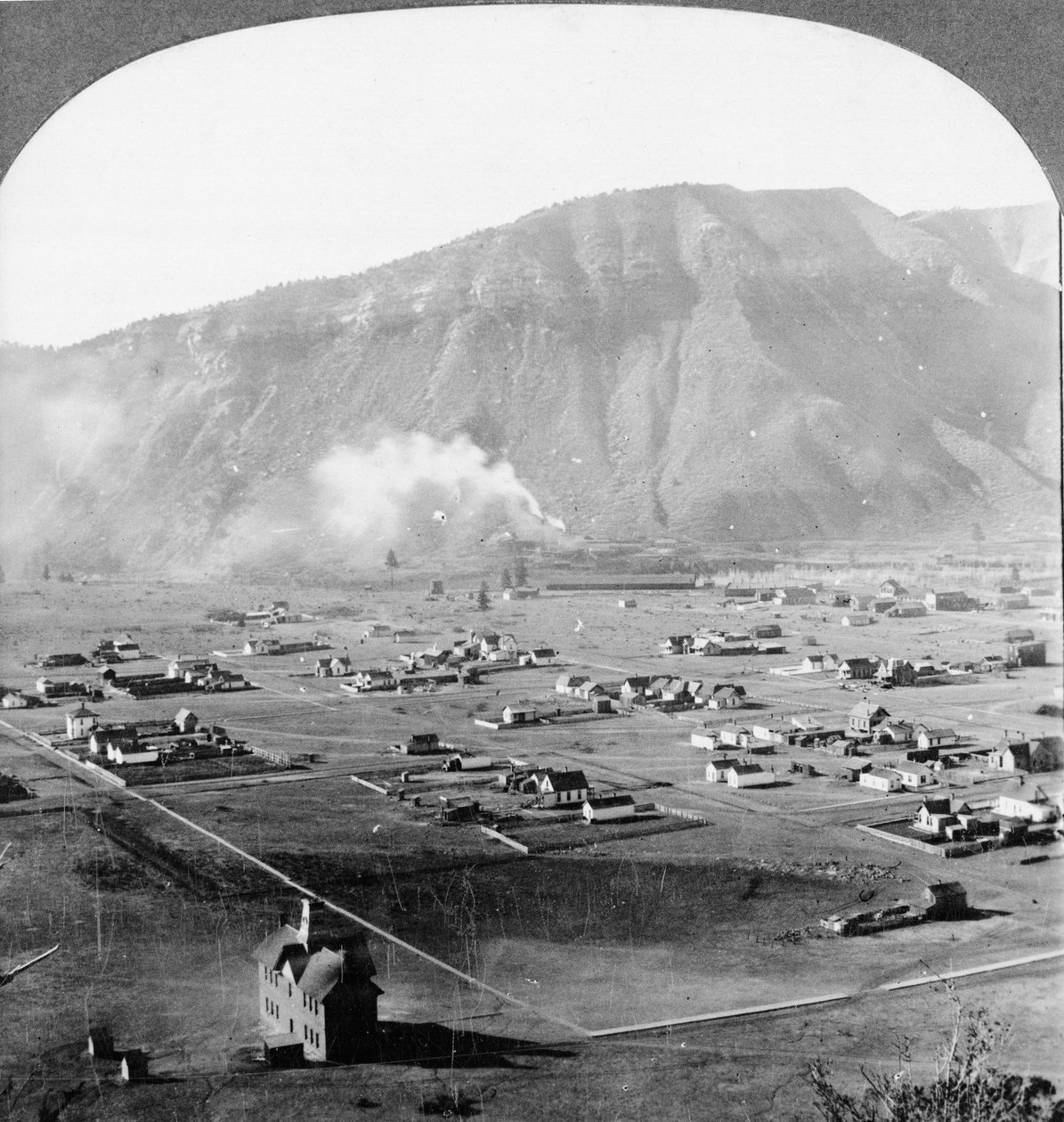 Översikt över Durango, Colorado, med berg i fjärran av American Photographer