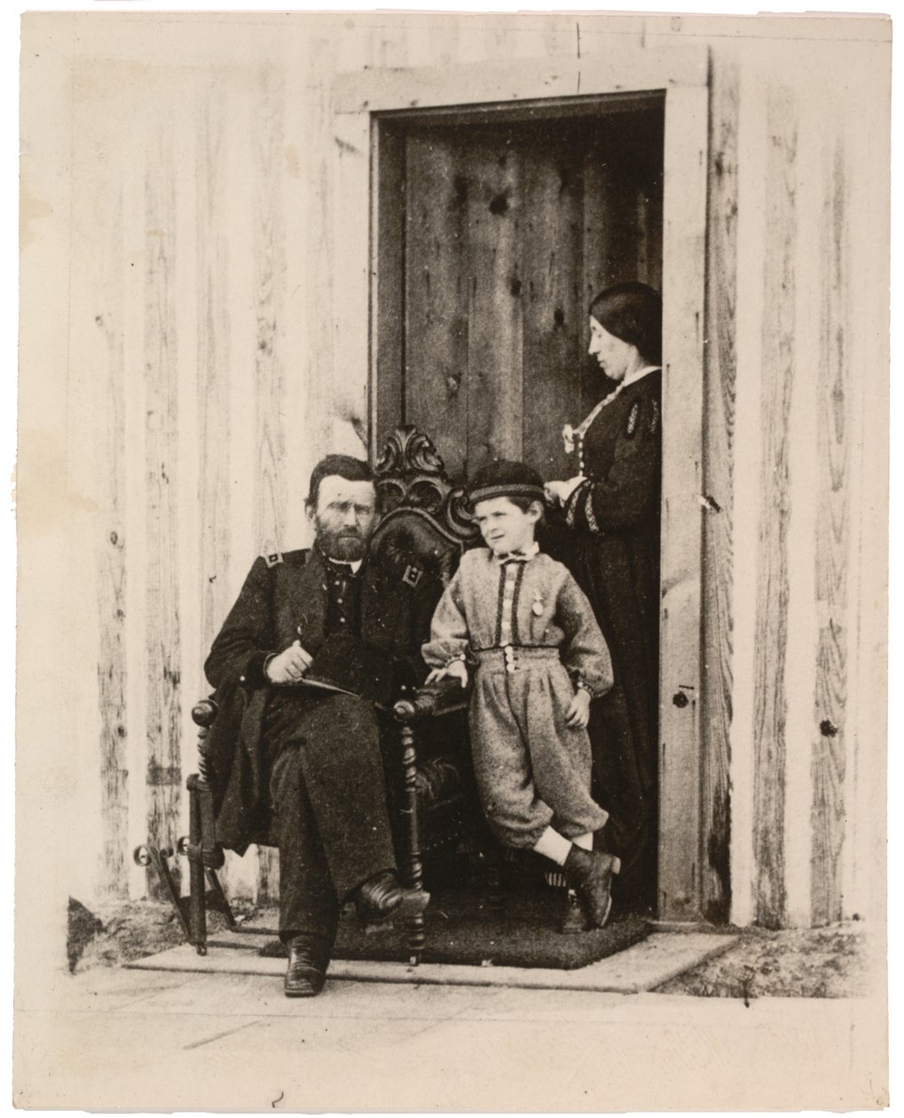 Fotografi av Ulysses S. Grant, Julia och Jesse Grant i City Point, Va., 1865, tryckt ca 1940-talet (sepiafoto) av American Photographer