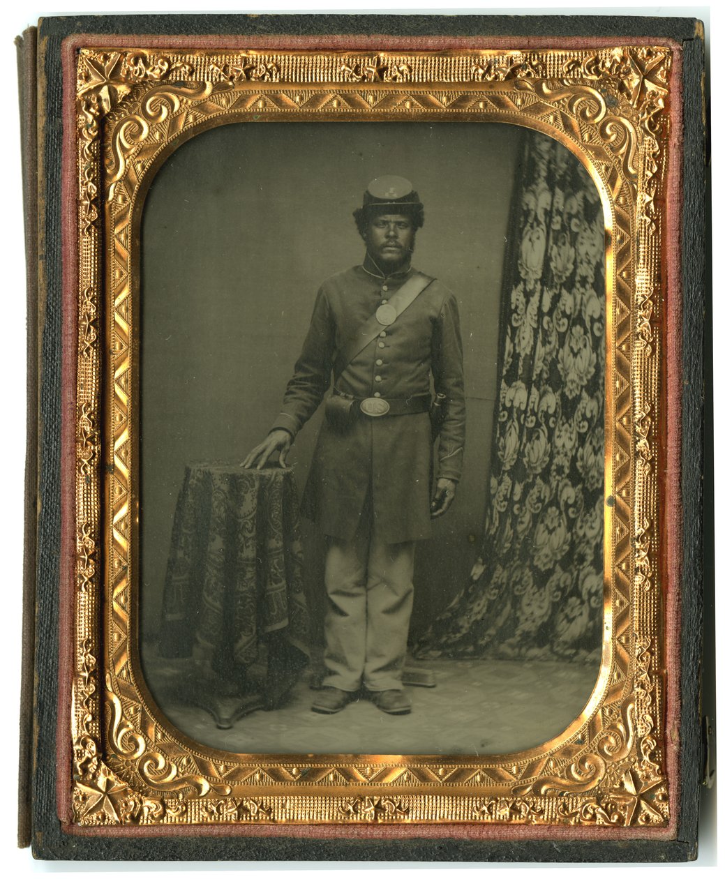Porträtt av svart soldat Private Co. I, 54th Mass. Infantry, c.1863 (ambrotypbild) av American Photographer