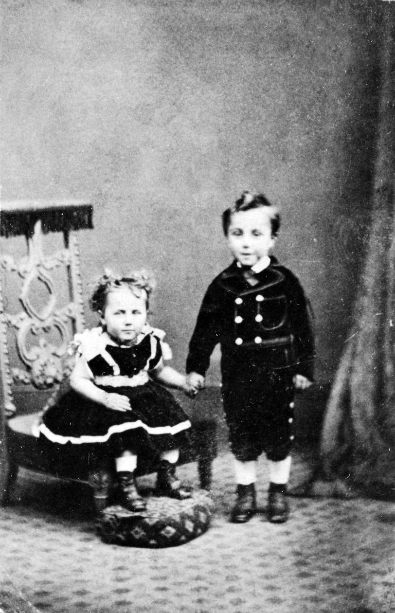 Porträtt av en ung pojke och hans syster, ca 1860 av American Photographer