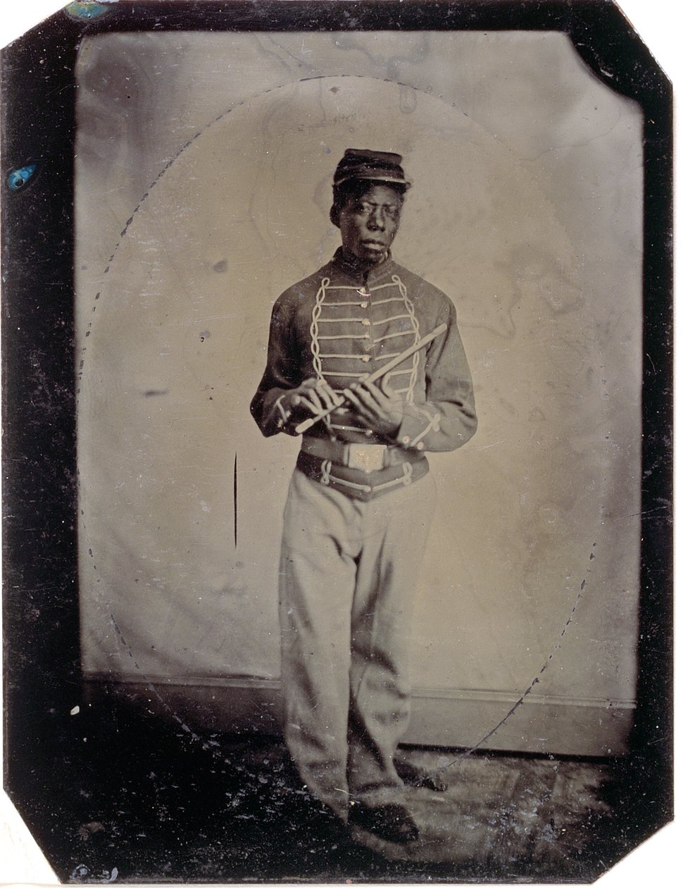 Menig John Goosberry, kompani E, 54:e massinfanteriregementet, ca 1865 (bild av tintyp) av American Photographer