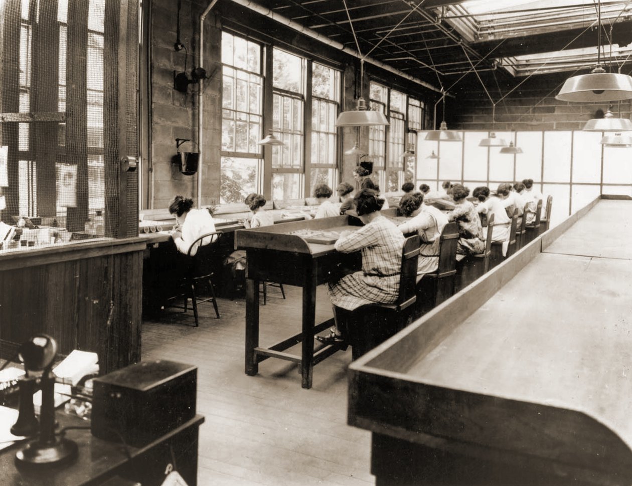 Radium Girls arbetar i en fabrik hos United States Radium Corporation. ca 1922 (sepiafoto) av American Photographer