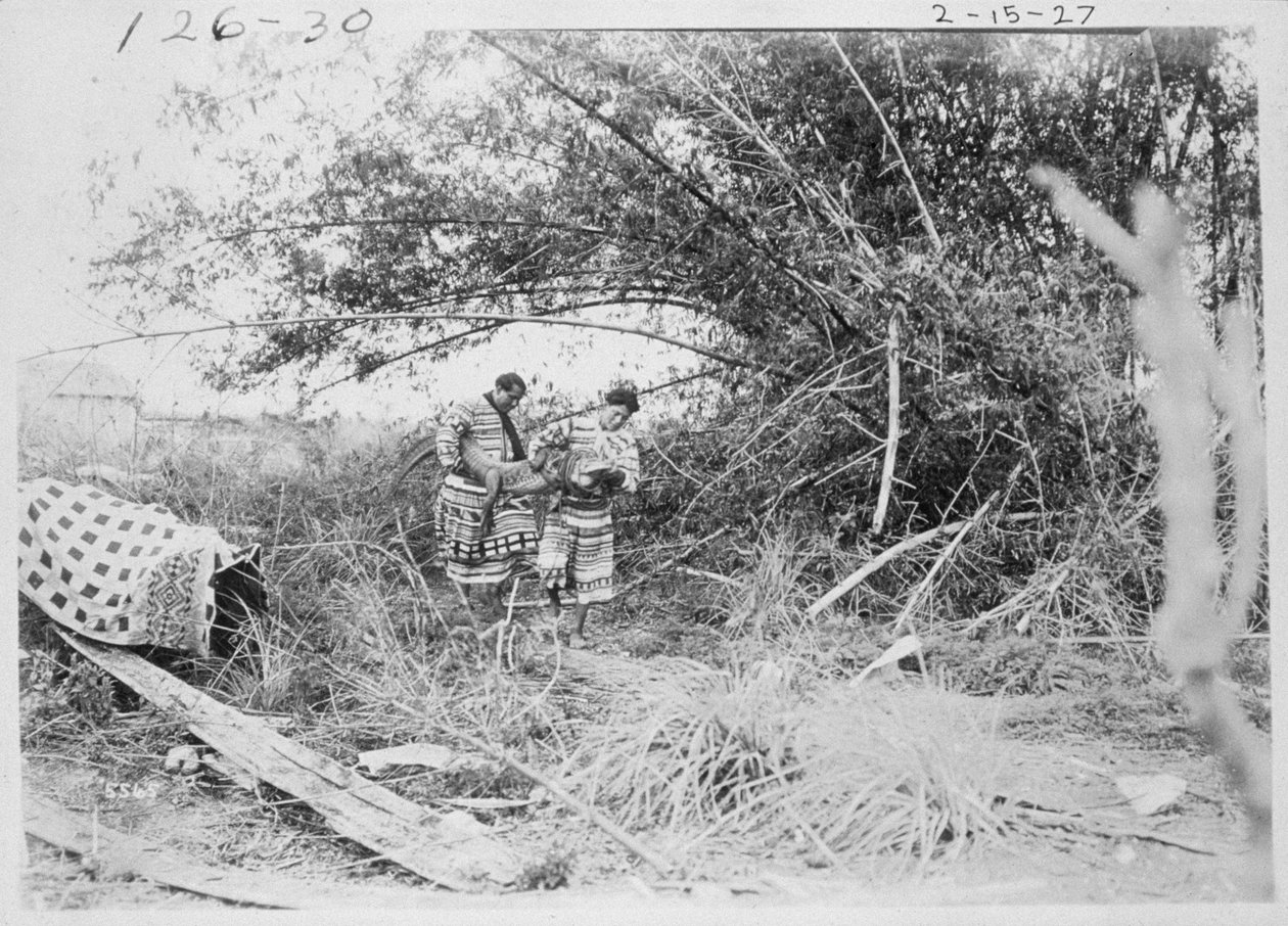 Seminole-indianer med en fången alligator av American Photographer