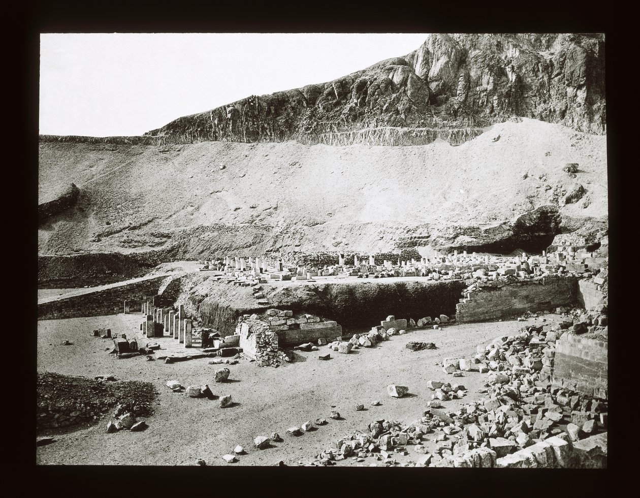 Temple of Menthu-Hotep, Deir El-Bahri (lanternrutschbana) av American Photographer