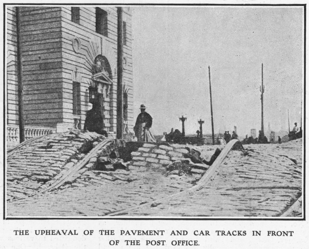 Omvälvningen av trottoaren och bilbanorna framför postkontoret, efter jordbävningen i San Francisco 1906, 1906 av American Photographer