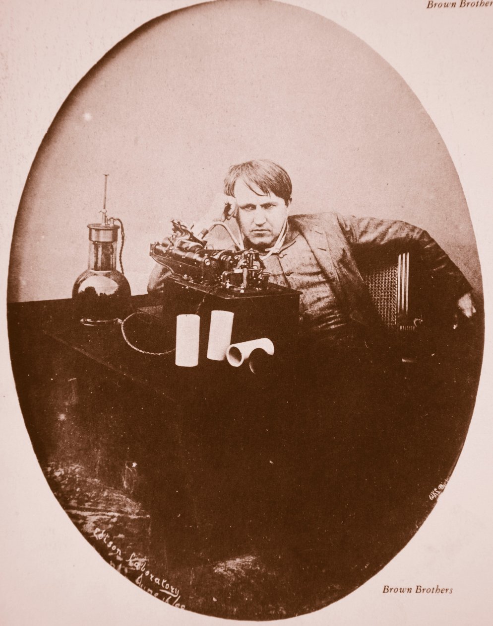 Thomas A. Edison sitter vid sin förbättrade maskin, 1889 (sepiafoto) av American Photographer