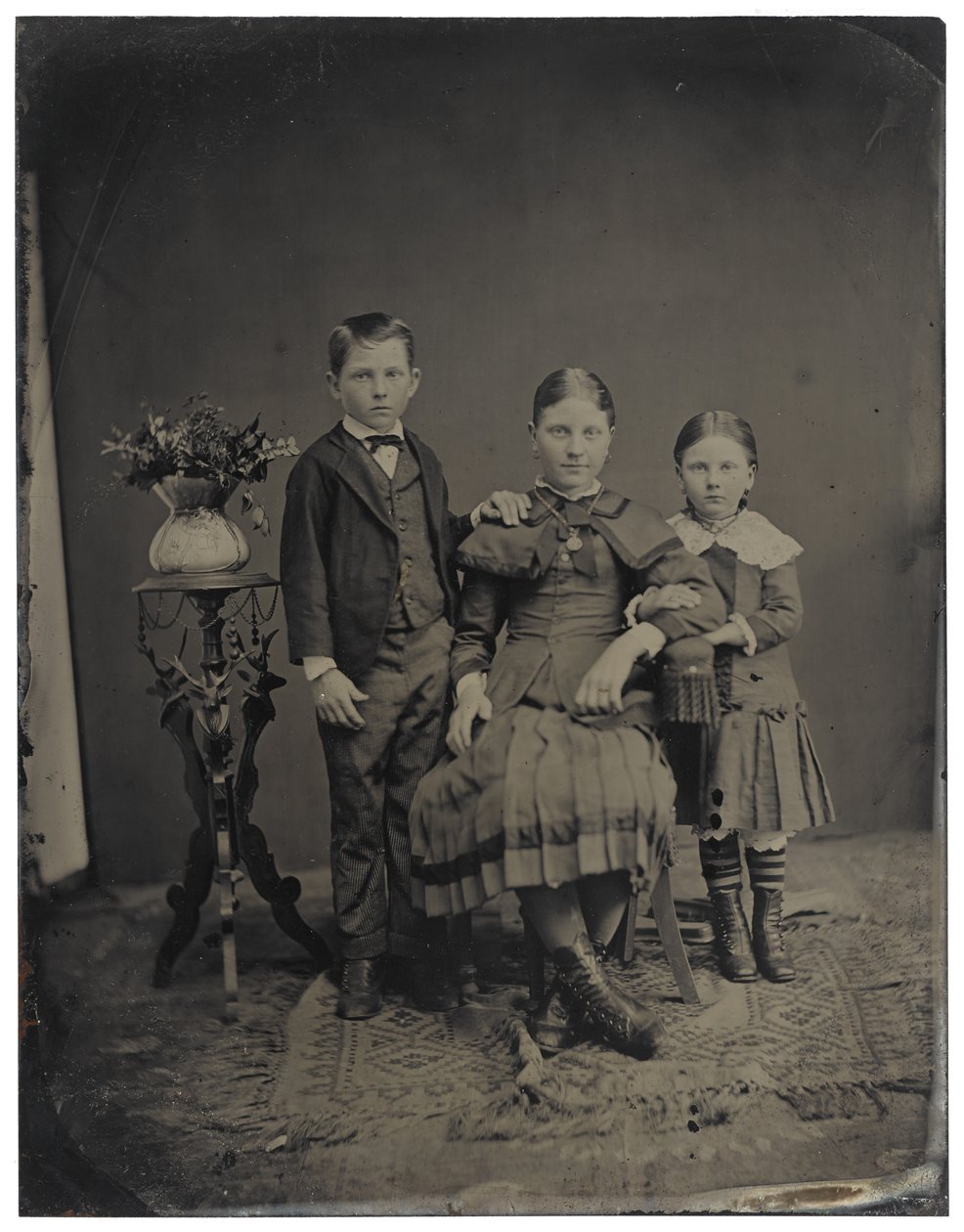 [Tre barn], ca 1850-1910 (blecktyp) av American Photographer