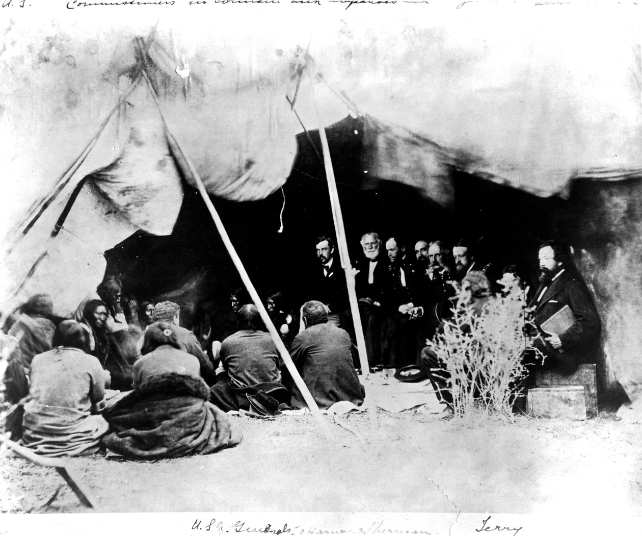 Amerikanska kommissionärer i råd med Arapahoes och Cheyennes, c.1862 av American Photographer
