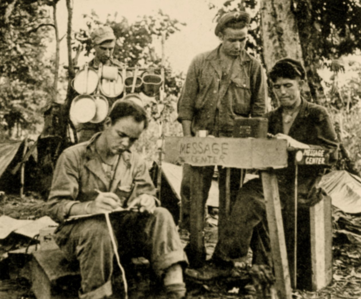Amerikanska trupper lär sig kryptografi, Tarawa, Papua Nya Guinea, juni 1943 (sepiafoto) av American Photographer