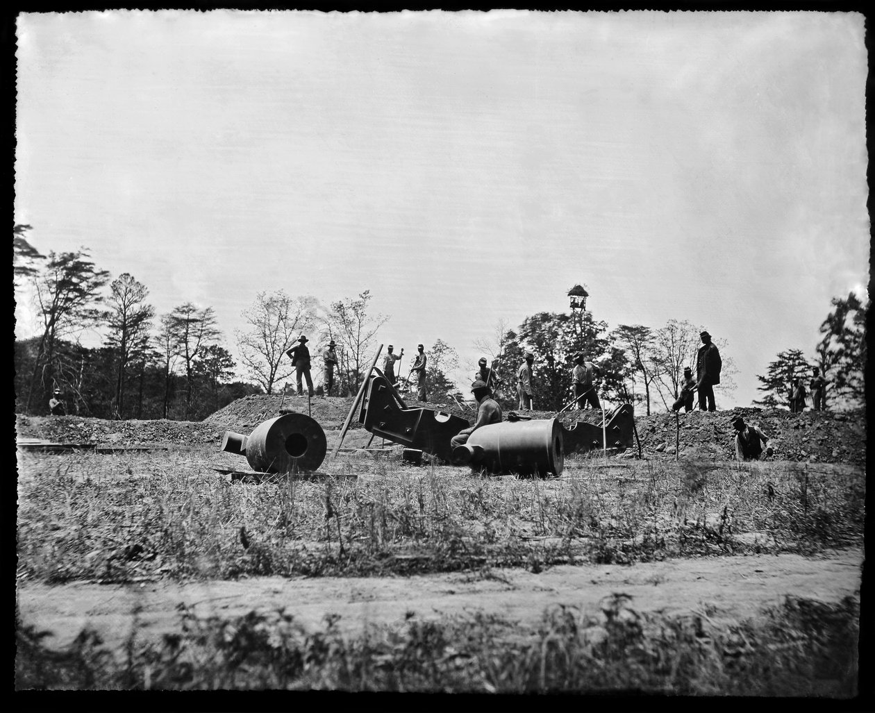 Facklig arbetsdetalj förbereder installation av murbruk nära Petersburg, Virginia, sommaren 1864 av American Photographer