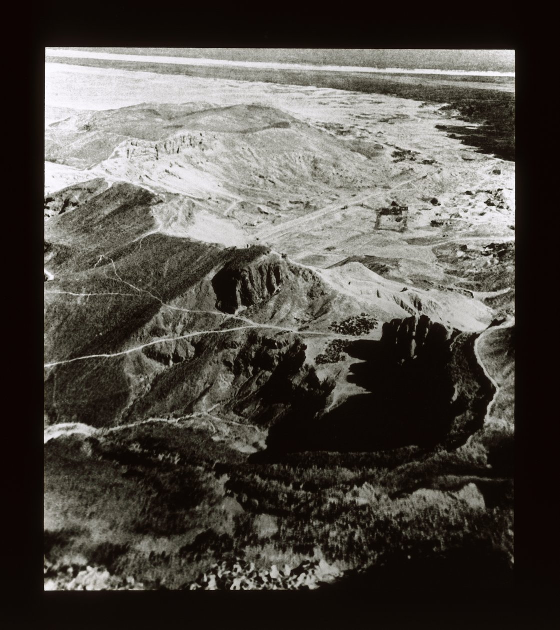 Utsikt över platsen för templen vid Deir El-Bahri (lanternrutschbana) av American Photographer