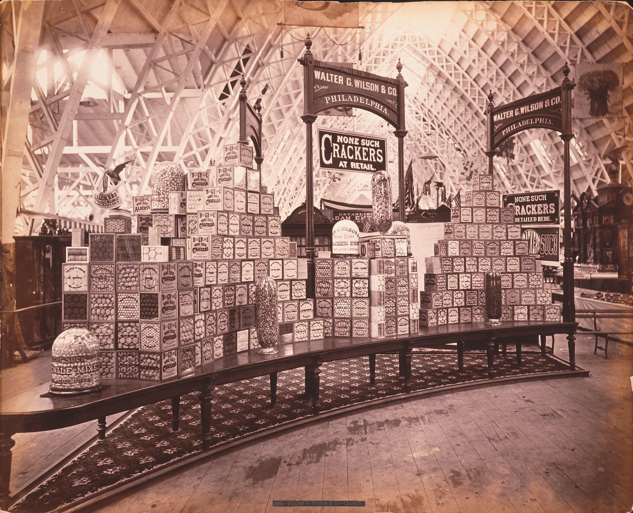 W.G. Wilson und Co.s utställning - Walter G. Wilson und Co. Crackers, Agricultural Hall, Philadelphia, ca 1876 (albumintryck) av American Photographer