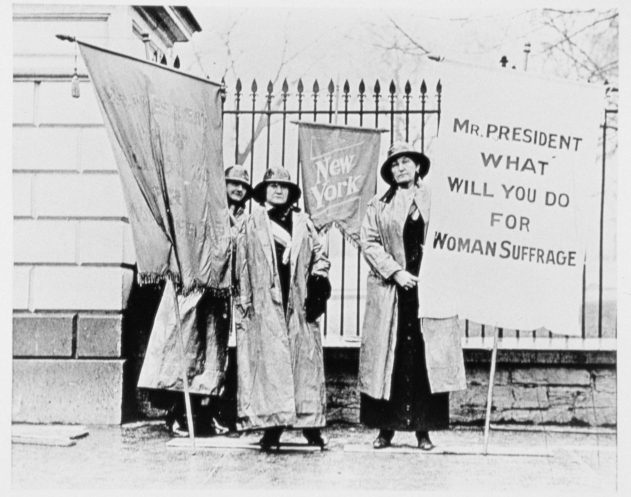 Women standing holding banners outside the White House Gate, Washington D.C.  av American Photographer