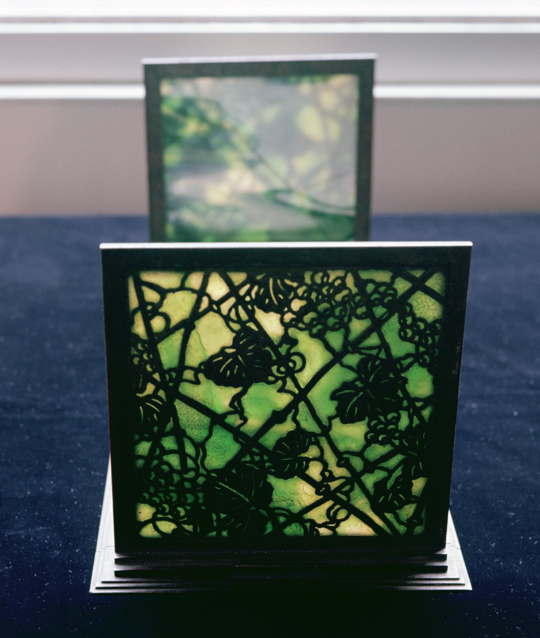 Art Nouveau bokstöd, Tiffany Studios, ca 1894 (blyat glas) av American School