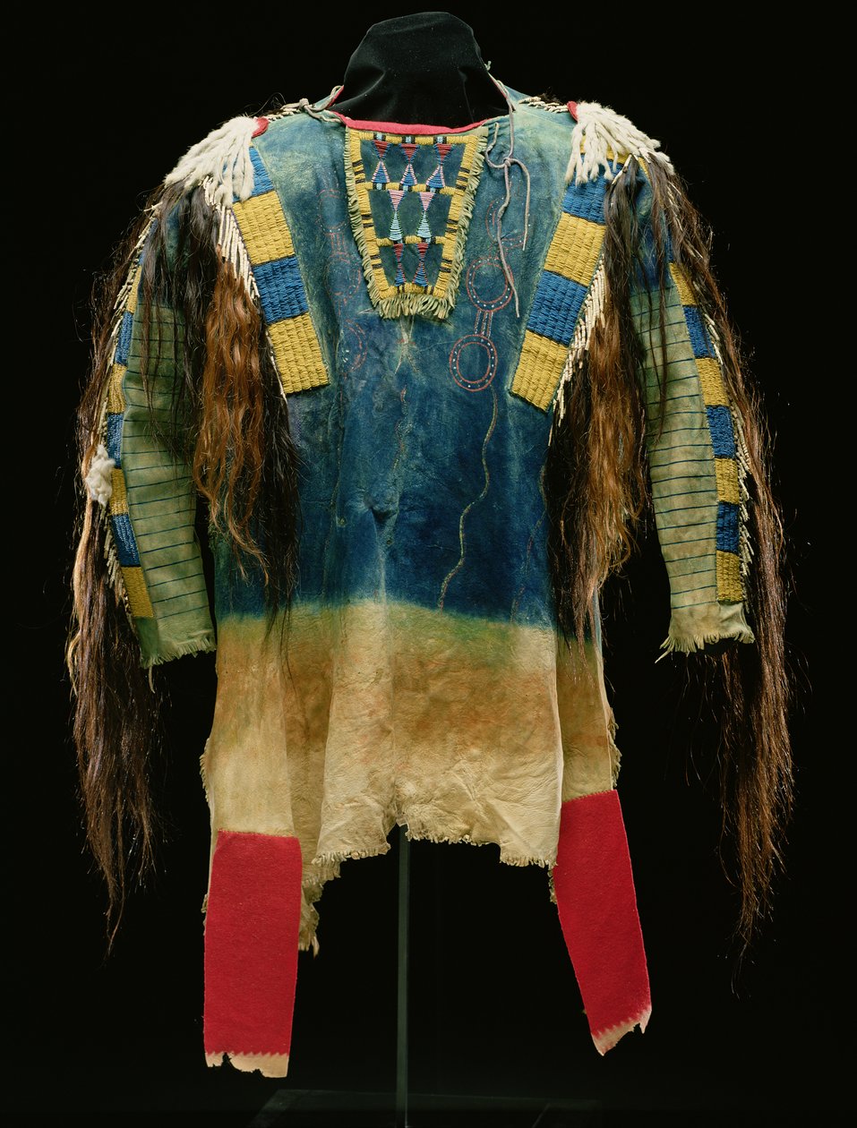Mansskjorta, Cheyenne, ca 1860 (bockskinn, ull, hermelin och människohår) av American School