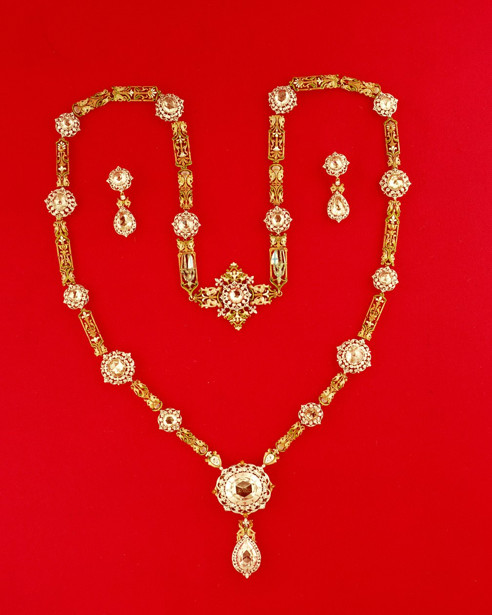 Halsband av Tiffany and Co. New York, 1870 (diamanter och emaljerad förgylld) av American School