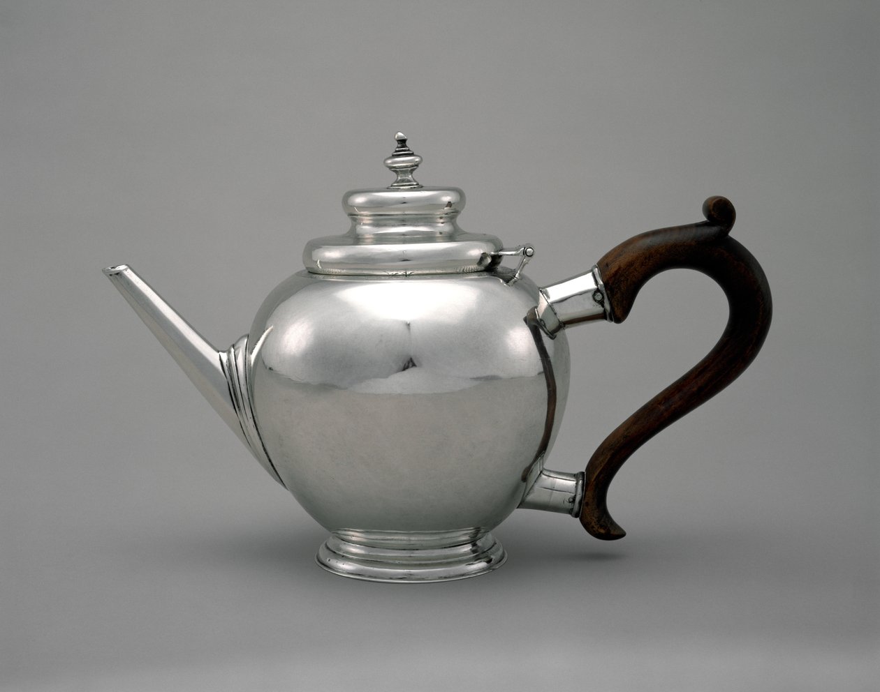 Tekanna, från Bartholomew Shaats butik, ca 1728-48 (silver) av American School