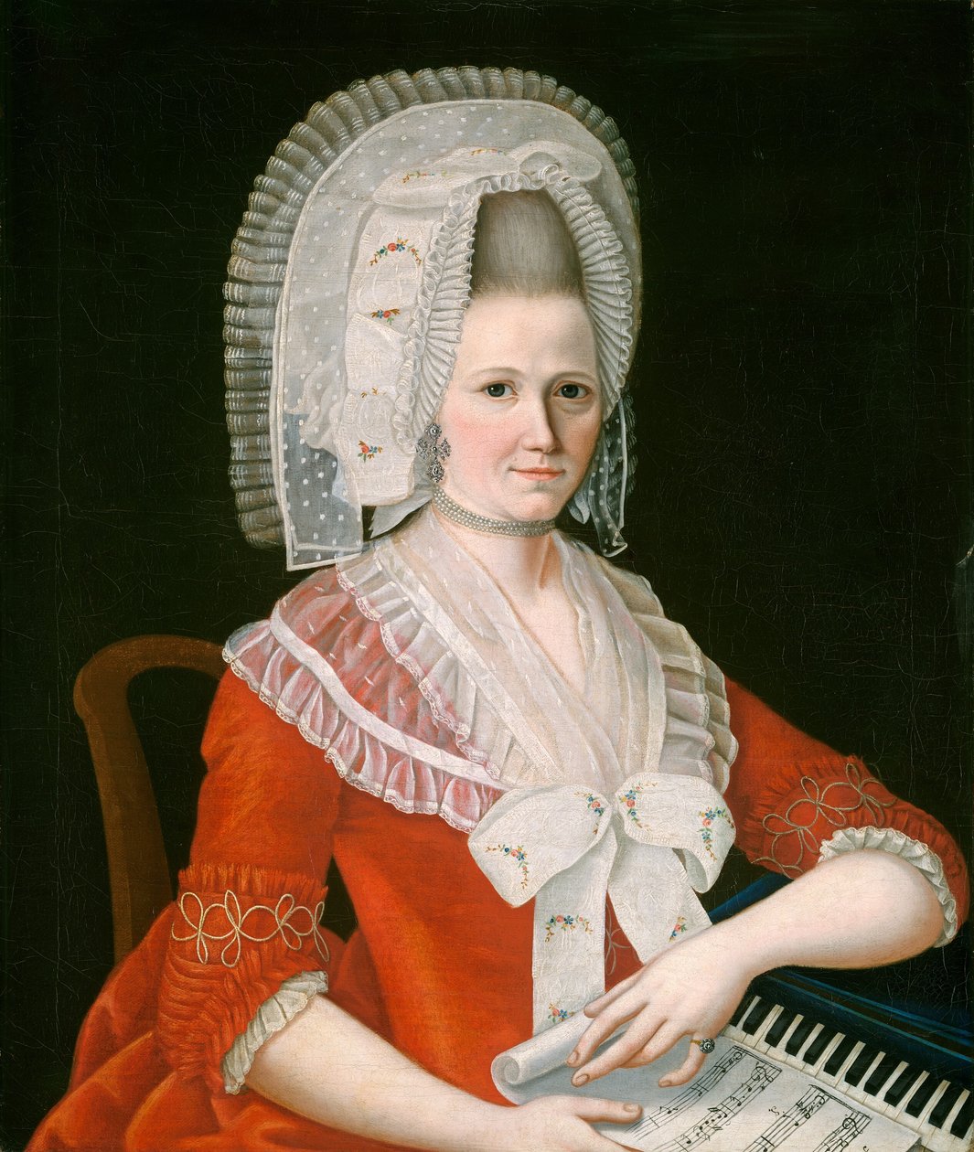 Dam som bär en stor vit mössa av American 18th Century