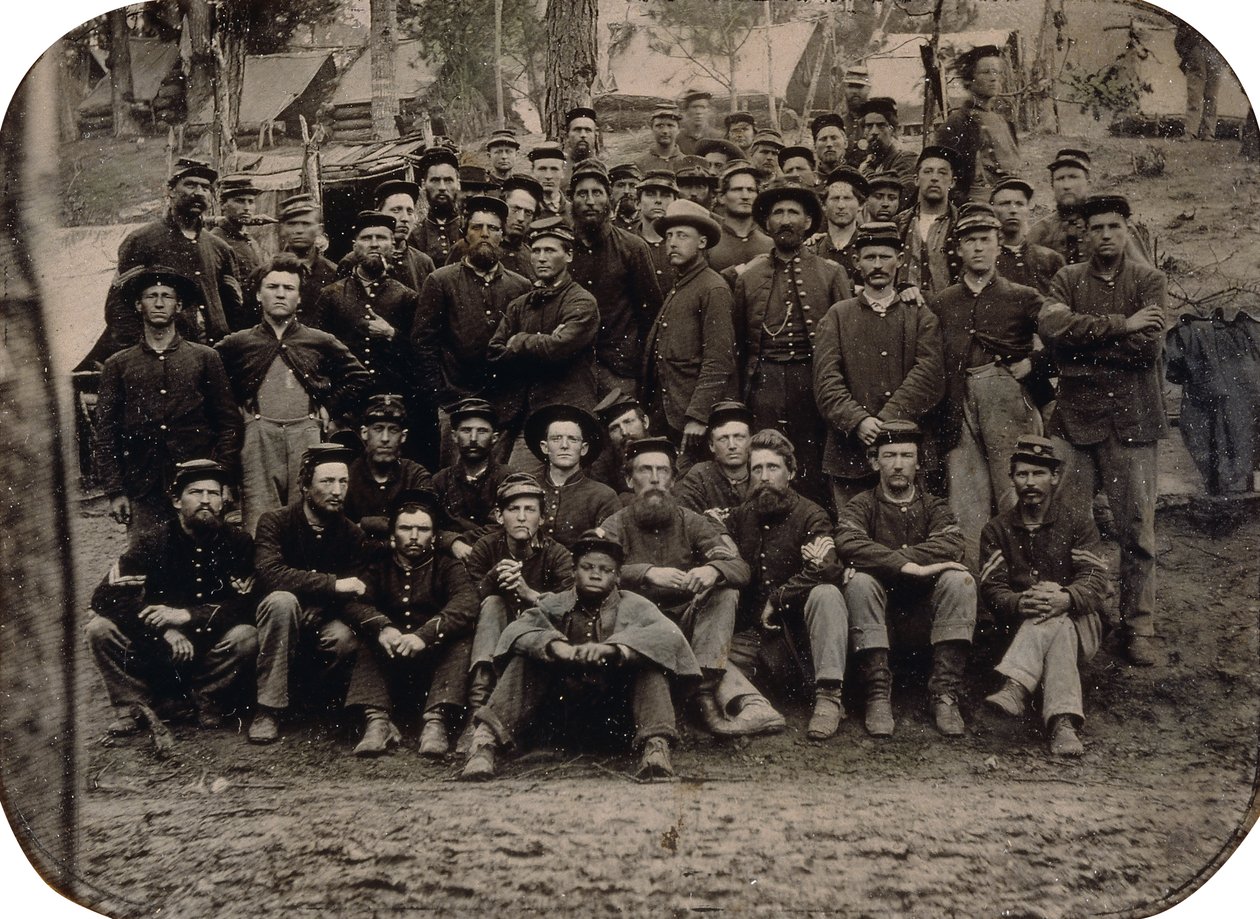 Ett helt sällskap av blårockar i vinterkvarter, ca 1861-1865 av American Photographer