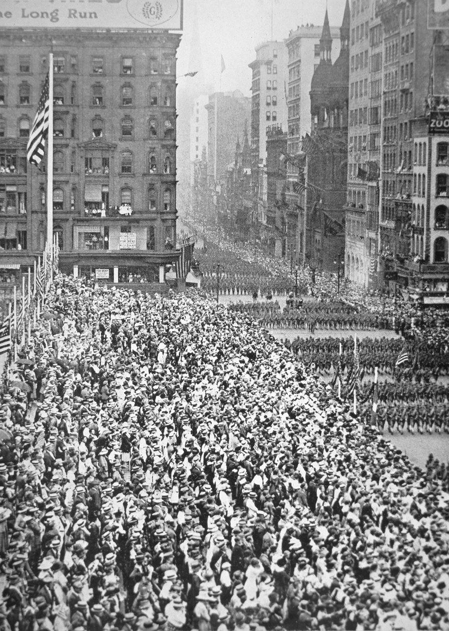 En amerikansk division paraderar genom New York på väg till träningsläger innan tjänstgöring i Frankrike av American Photographer
