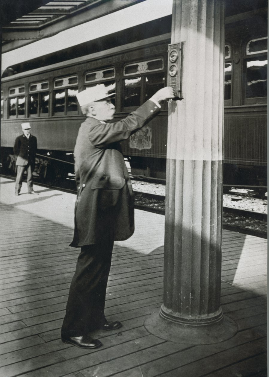 En konduktör som signalerar den förestående avgången av "Royal Blue"-tåget i Washington D.C. 1910 (s/v foto) av American Photographer