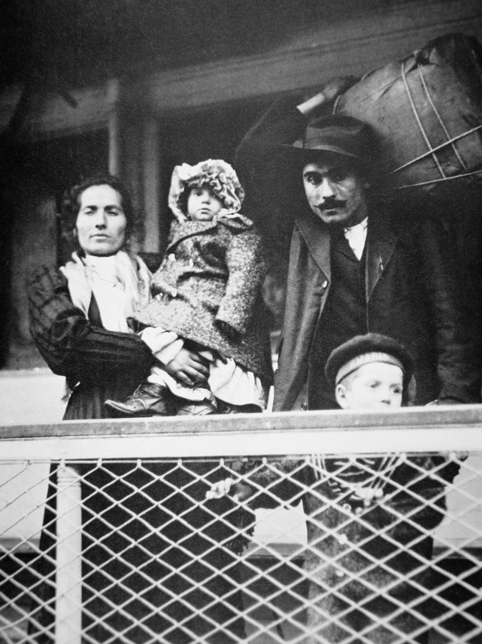 En italiensk invandrarfamilj på färjan från Ellis Island till New York City av American Photographer