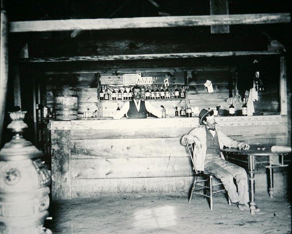 En salong i Albany County, Wyoming, ca 1890 (s/v foto) av American Photographer