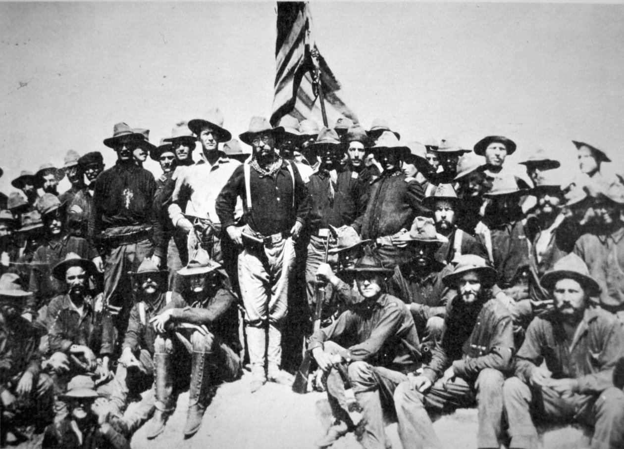 En triumferande Theodore Roosevelt med sina "Rough Riders" på San Juan Hill, Kuba av American Photographer