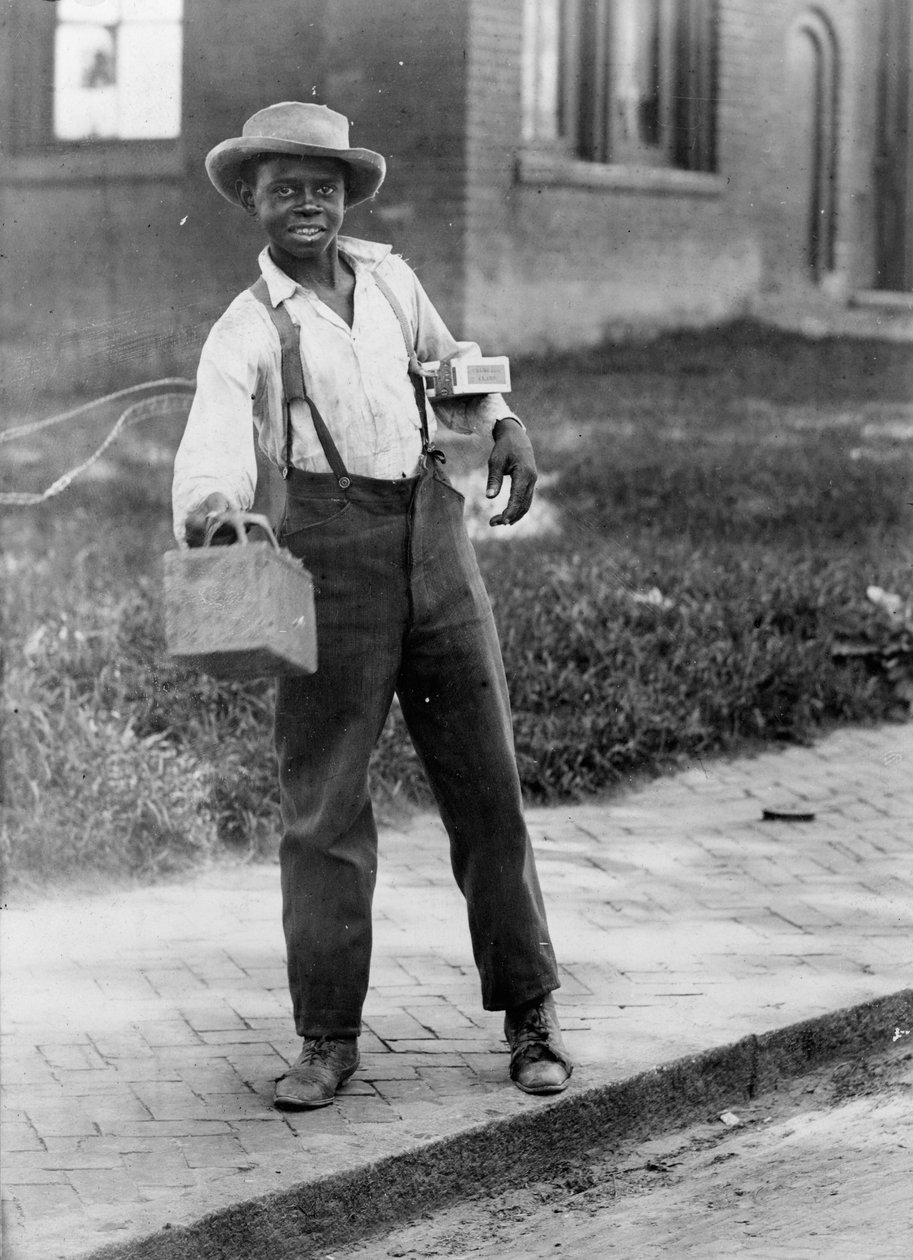 Afroamerikansk skoputsningspojke, ca 1899 (s/v-foto) av American Photographer