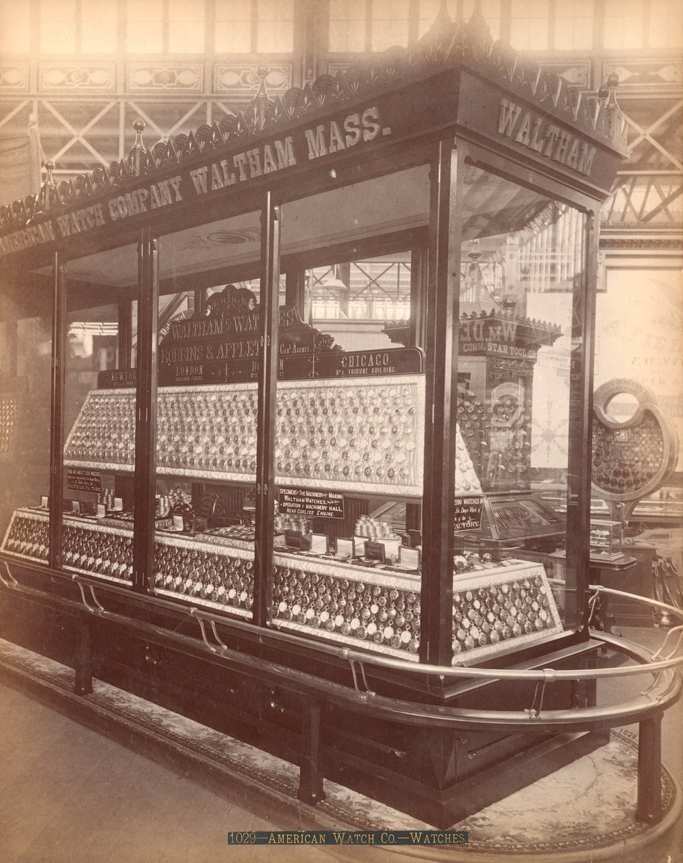 American Watch Co.s utställning, huvudbyggnaden, Centennial International Exhibition, Philadelphia, 1876 (albumintryck) av American Photographer
