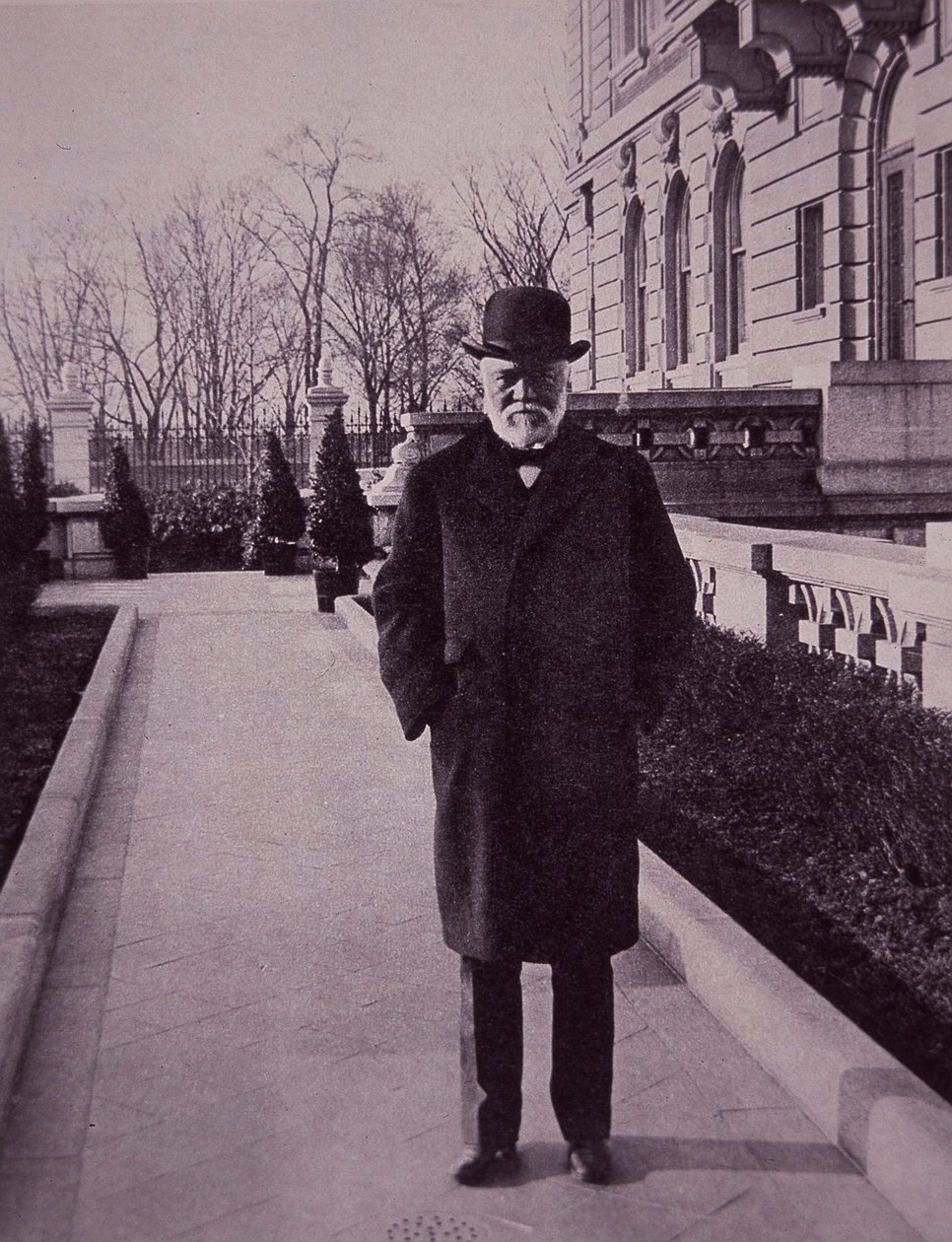 Andrew Carnegie utanför sin herrgård på Fifth Avenue, New York av American Photographer