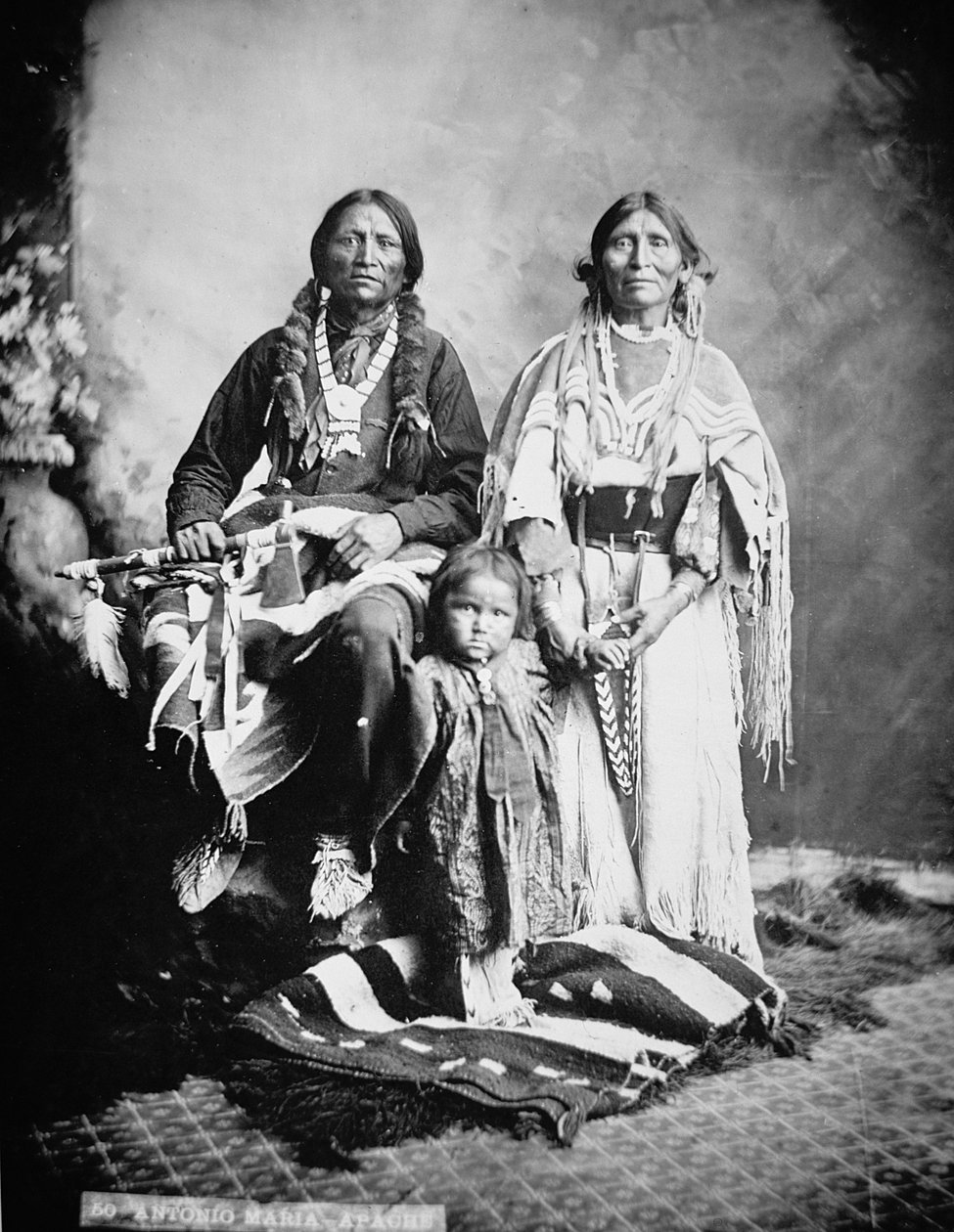 Apache-chefen Antonio Maria med sin familj av American Photographer