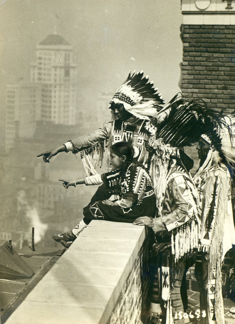 Blackfoot-indianer på taket av McAlpin Hotel, vägrar sova i sina rum, New York City av American Photographer