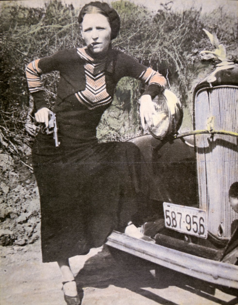 Bonnie Parker poserar "tuff" med en pistol och cigarr, ca 1934 (s/v-foto) av American Photographer