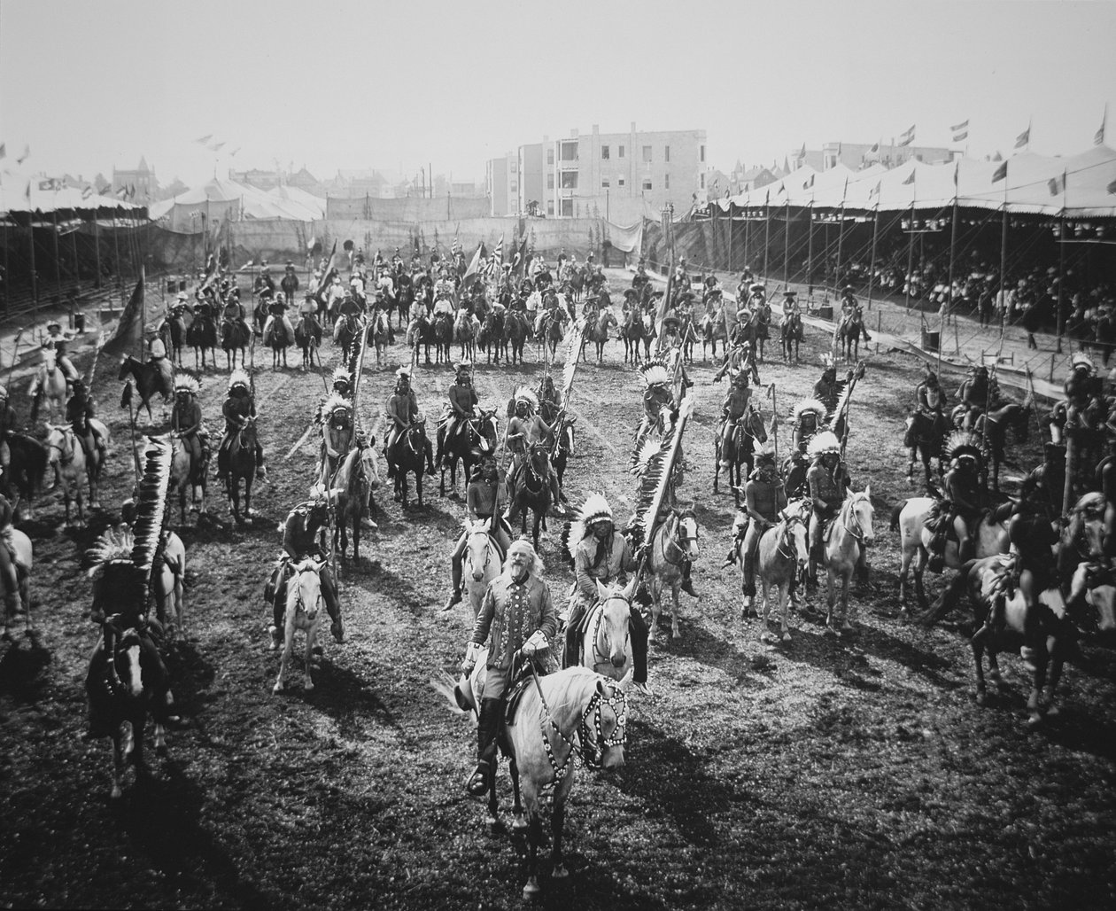 Buffalo Bill (1846-1917) och hans ryttare på parad, Omaha, Nebraska av American Photographer