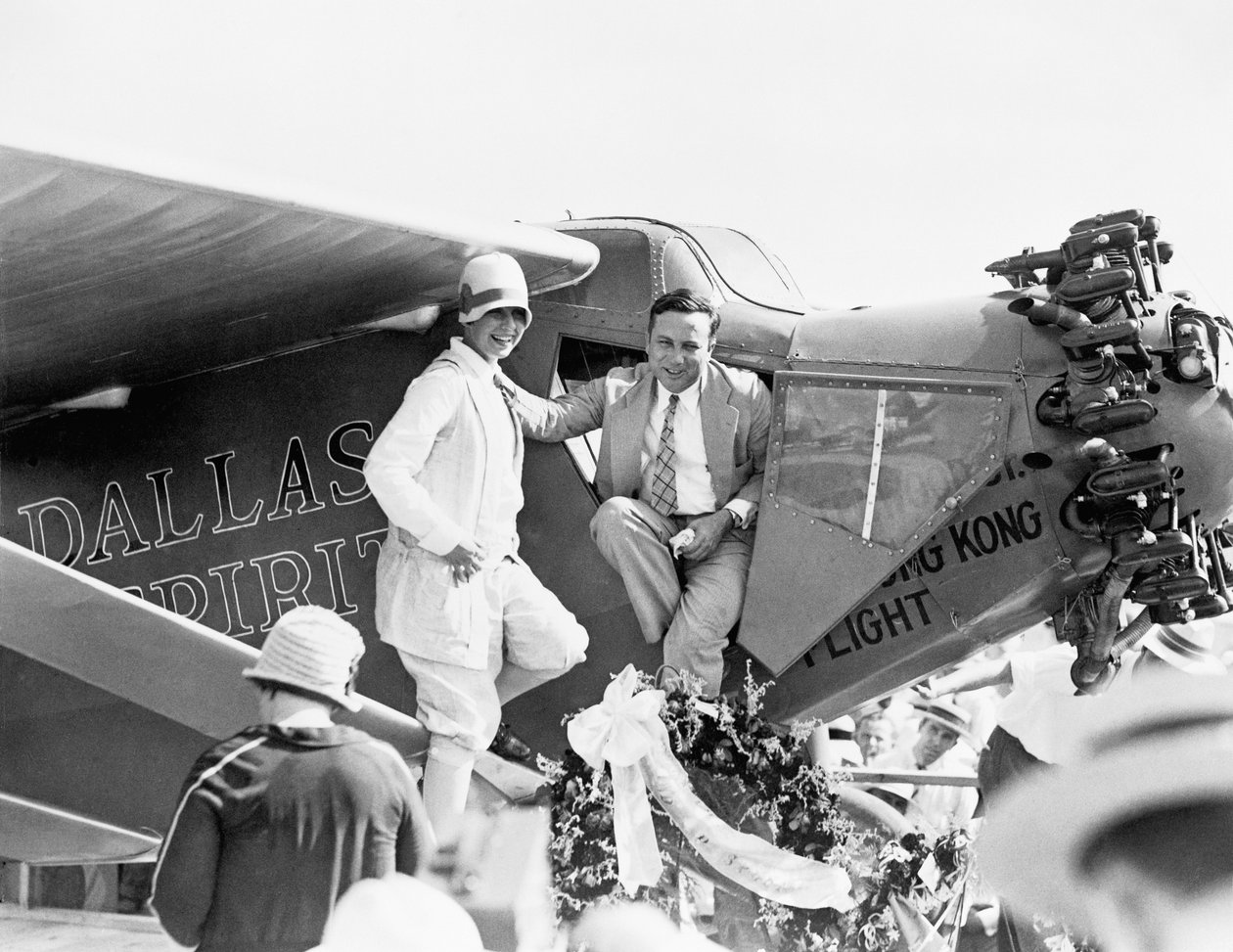 Kapten och fru P Erwin vid avtäckningen av Dallas Spirit på Love Field, 6 augusti, 1927 av American Photographer
