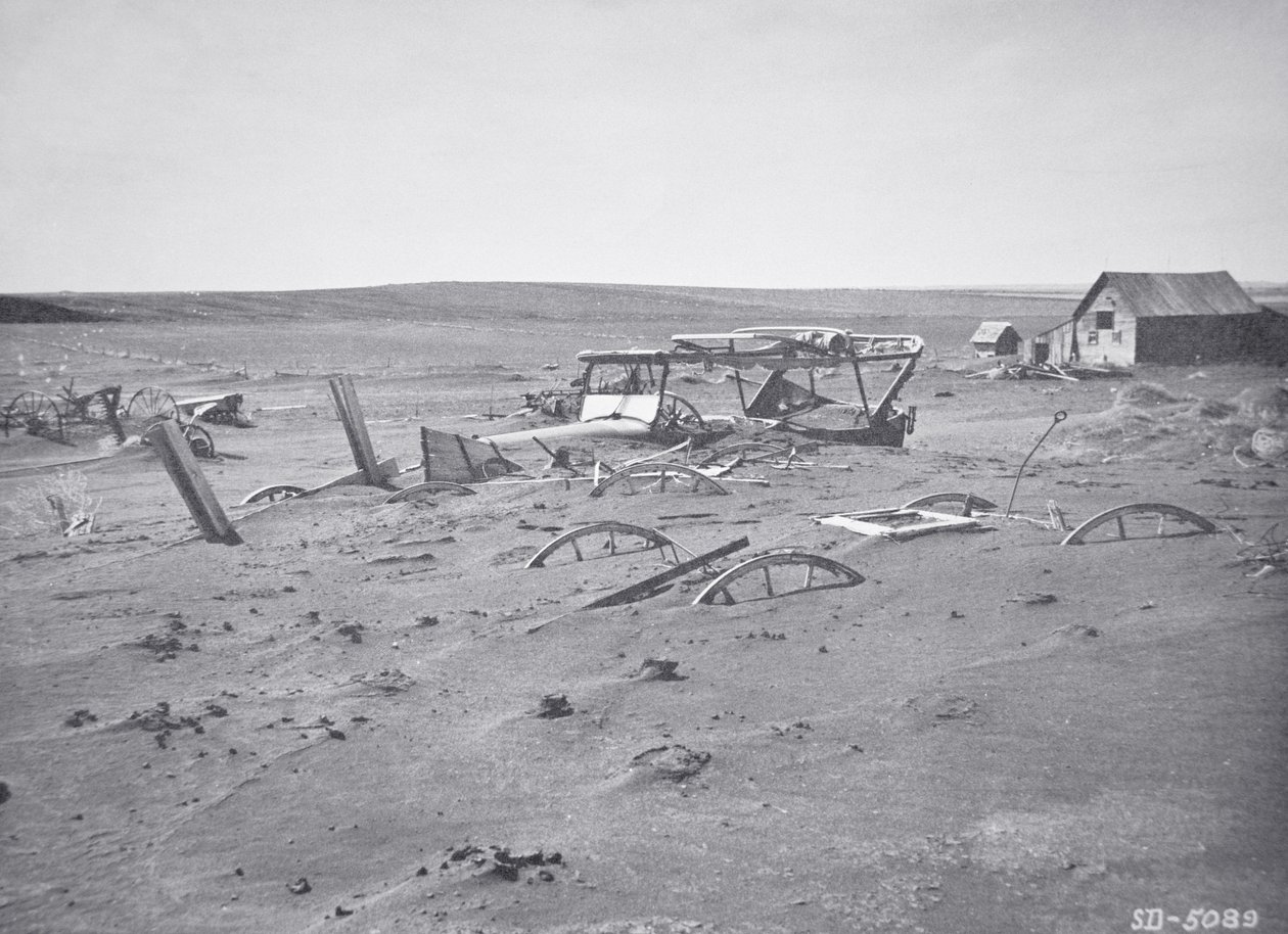 Bil- och jordbruksmaskiner begravda av damm och sand, Dallas, South Dakota av American Photographer