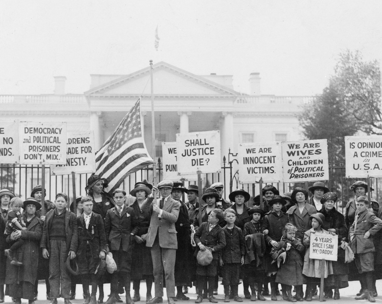 Barn i Vita huset vädjar till presidenten för frigivning av politiska fångar, 1922 (s/v foto) av American Photographer