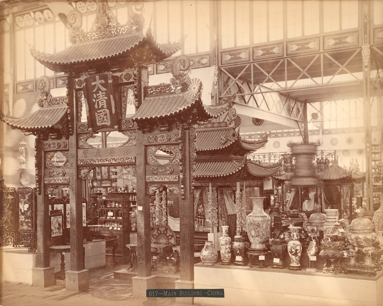Kinesiska sektionen, huvudbyggnaden, Centennial International Exhibition, Philadelphia, 1876 (albumintryck) av American Photographer