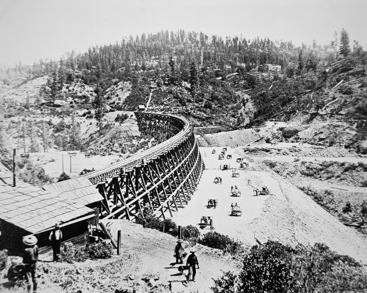 Kinesiska arbetare som arbetar på en bockbro på den västra sluttningen av Sierra Nevada-bergen av American Photographer