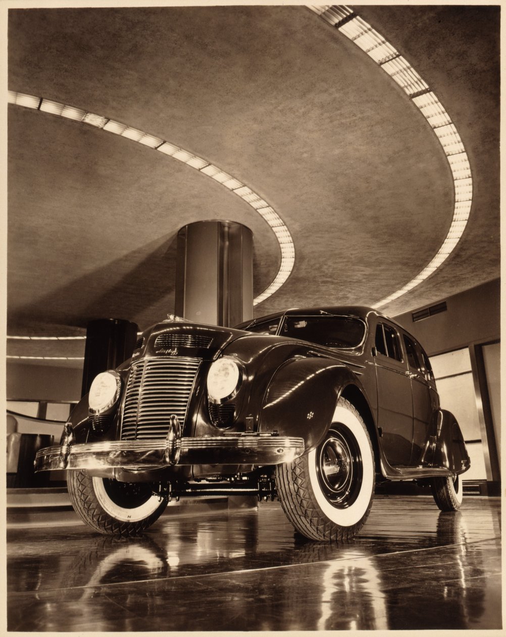 Chrysler Airflow Fyrdörr Sedan, pub. 1937 (sepiafoto) av American Photographer