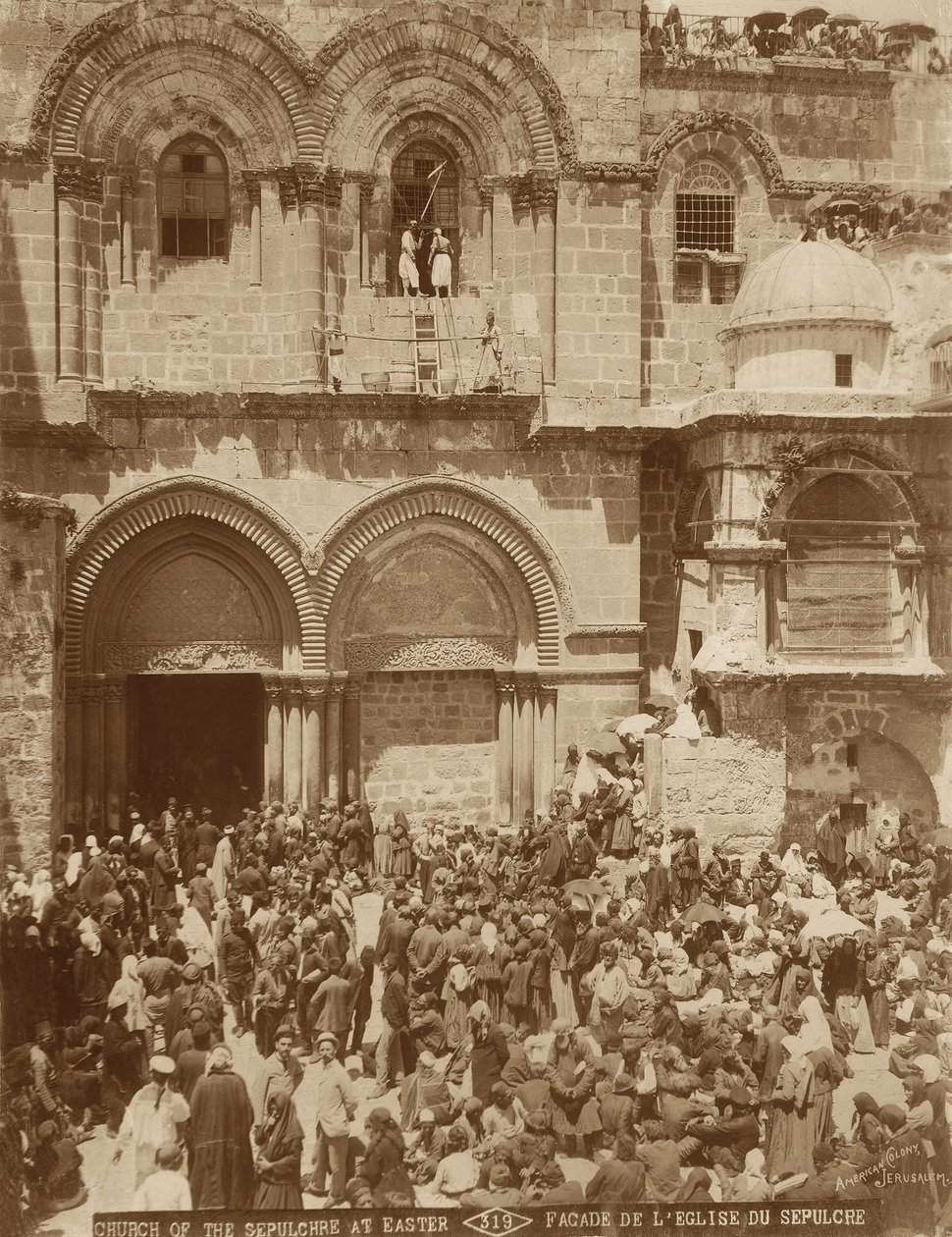 Heliga gravens kyrka, Jerusalem, med gården full av pilgrimer samlade till påsk, 1898-1911 av American Photographer
