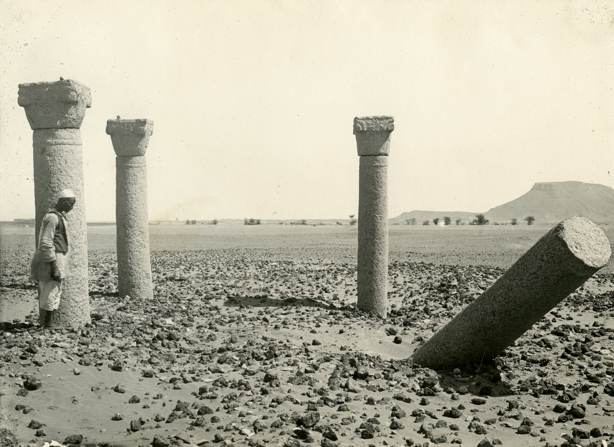 Kolumner från den koptiska kyrkan, sett från väster, Sai Island, Egypten, fotografi av Breasted, Oriental Institute, University of Chicago, ca 1920 av American Photographer