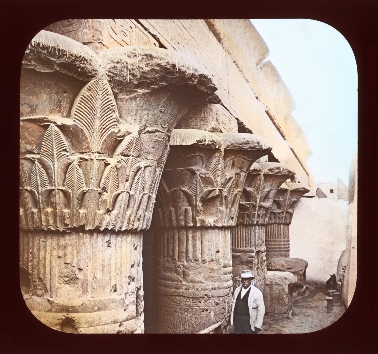 Kolumner i Temple of Esneh (lanternbild) av American Photographer
