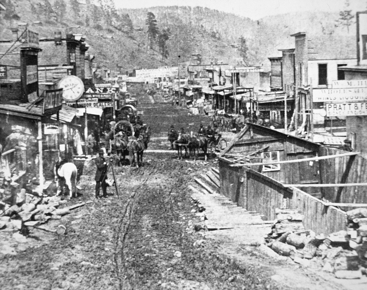 Deadwood, Dakota-territoriet, ca 1877 (s/v-foto) av American Photographer