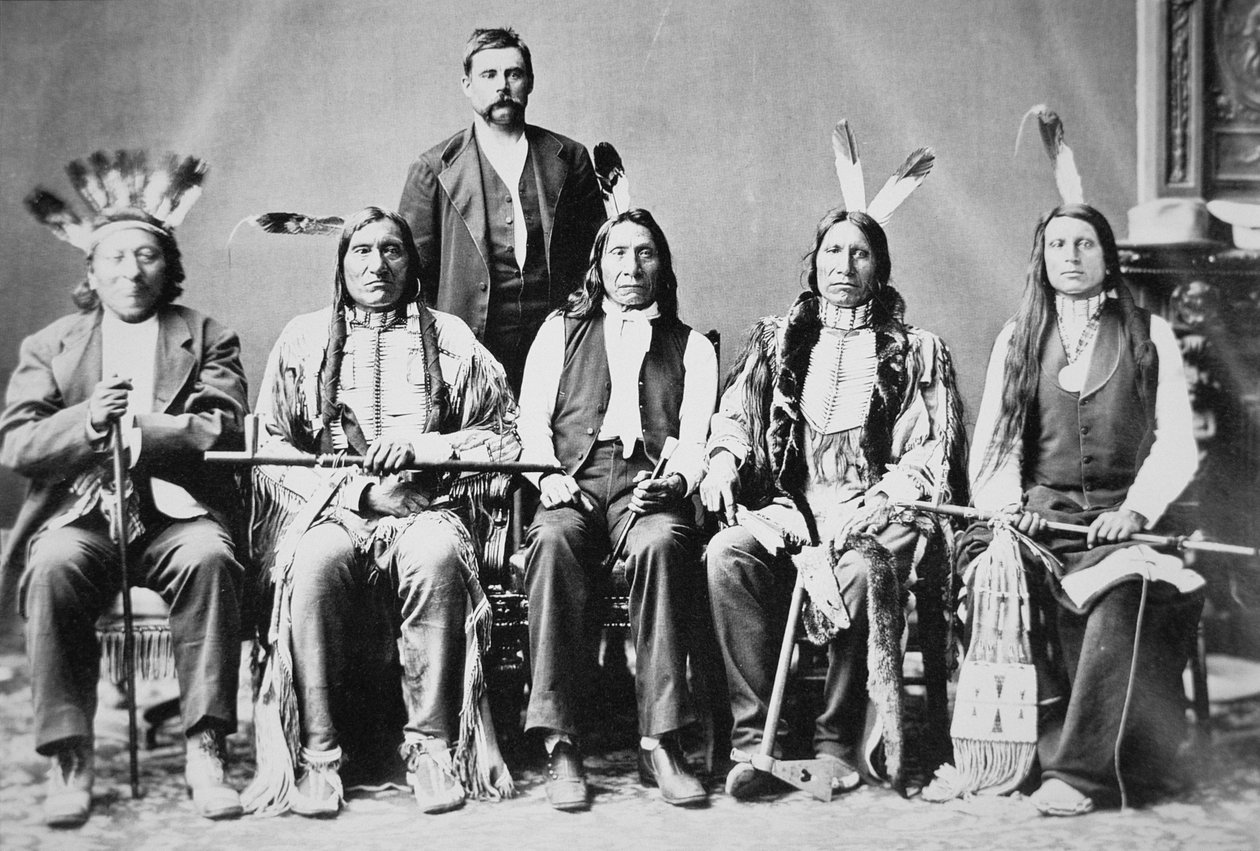 Delegation av Sioux-hövdingar, ledd av Red Cloud (1822-1909) i Washington D.C. för att se president Ulysses S. Grant (1822-85) 1870 (s/v foto) av American Photographer