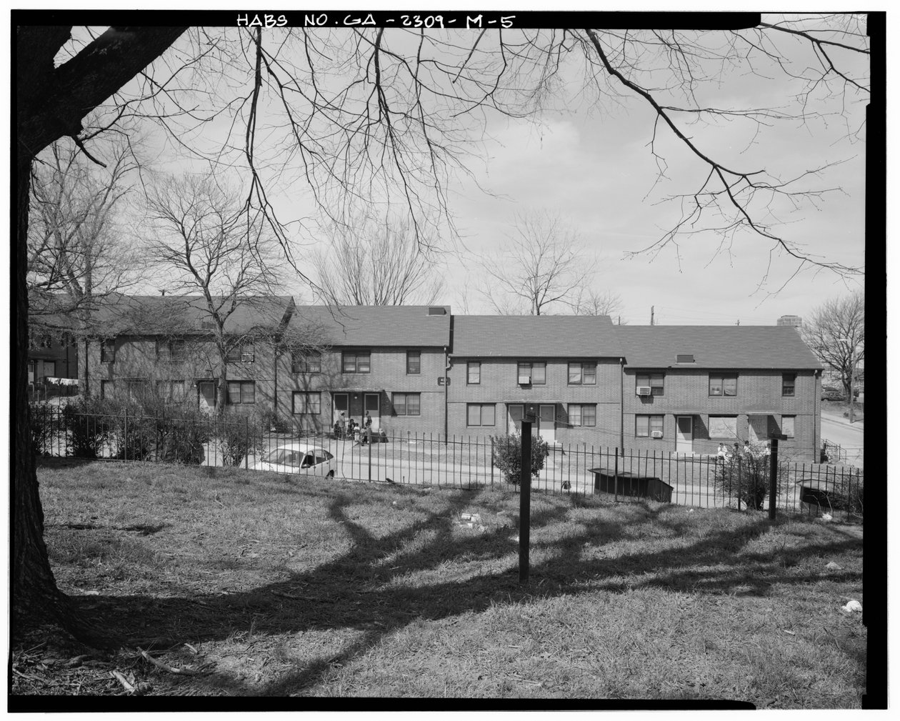 East side - Clark Howell Homes, Building J-1, 432 Venable Street, Atlanta, Fulton County, GA (s/v foto) av American Photographer