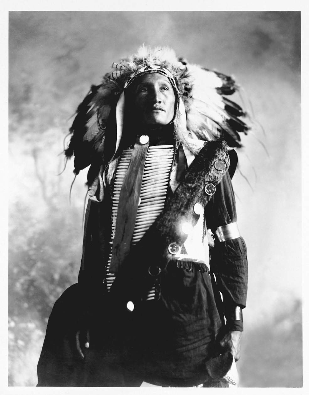 Eddie Plenty Holes, en Sioux-indian, ca 1900 (s/v-foto) av American Photographer