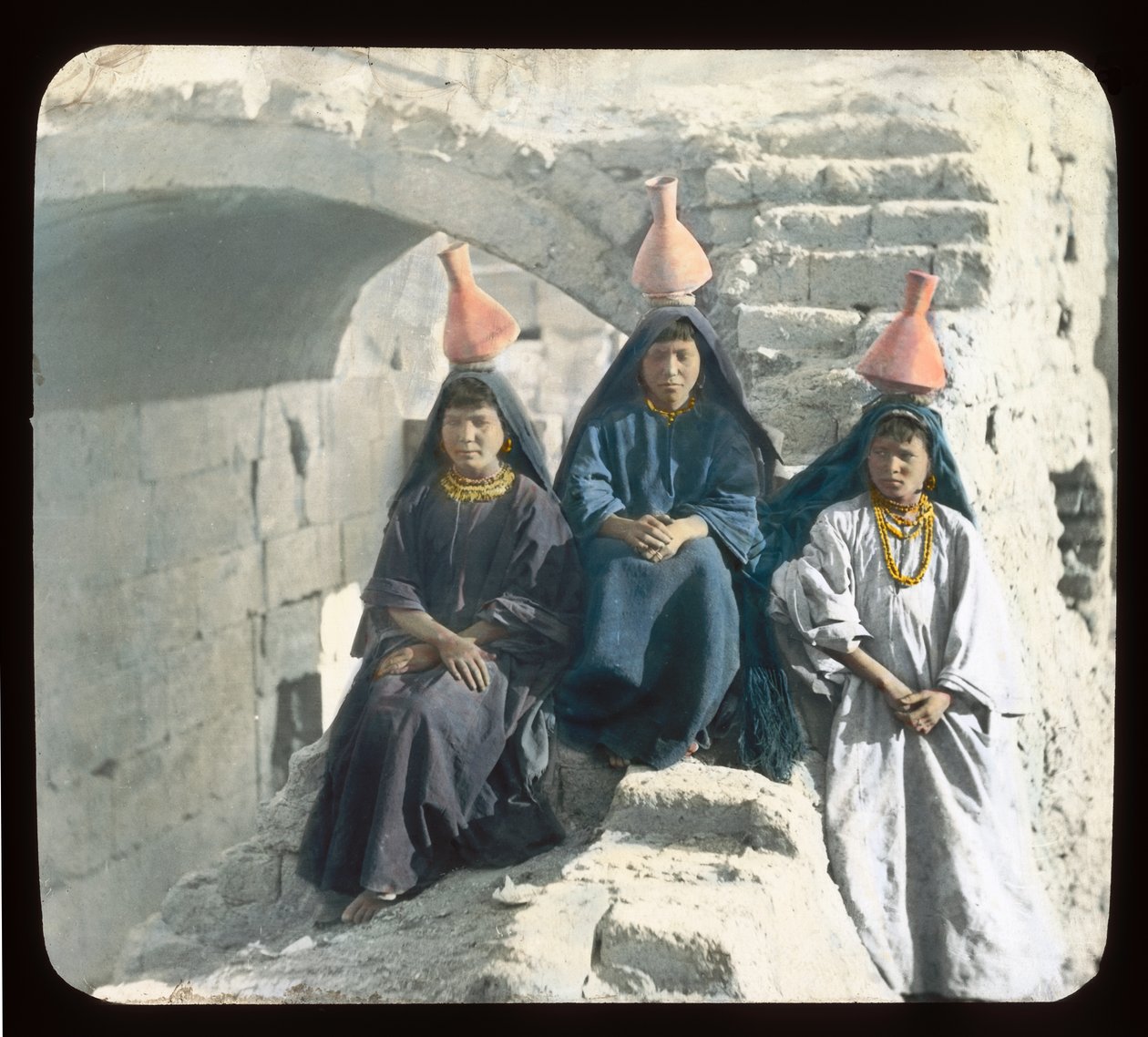 Egypten - arabiska flickor med vattenbärare (lanternrutschbana) av American Photographer